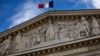 ภาพธงชาติฝรั่งเศสที่ Palais Bourbon, France's National Assembly ในกรุงปารีส 10 ก.ค. 2024 (Photo by JOEL SAGET / AFP)