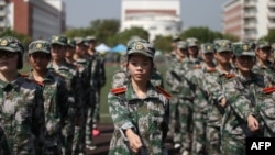 中國江蘇省揚州市女大學新生參加軍訓。（2018年9月4日）