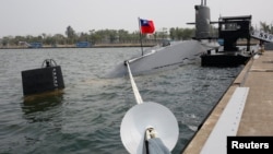 2017年3月21日，海龍級潛艇在台灣高雄海軍基地。新聞評論人士、前美國《防務新聞》周刊駐亞洲記者站主任顏文德認為，高雄海軍基地是中國轟-6轟炸機及055型導彈驅逐艦的“夢中基地”。