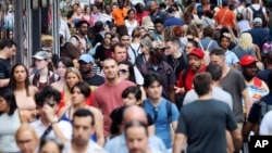 Miles de personas caminan a diario por Times Square, una emblemática plaza de Nueva York, ciudad que está cortando todos sus lazos comerciales con la Organización Trump.
