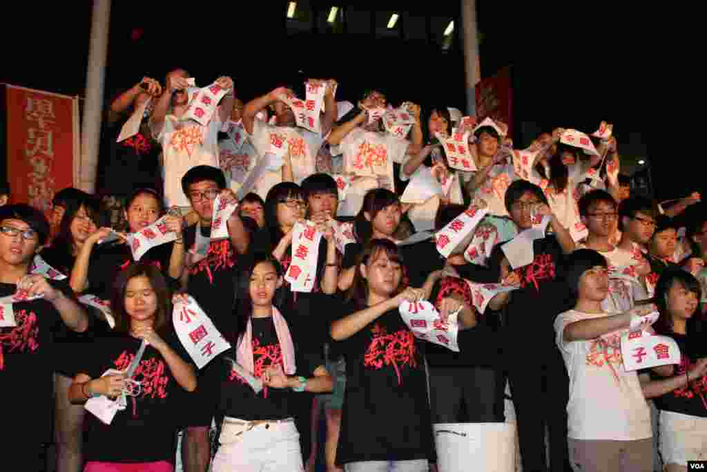 学民思潮在特区政府总部外举行全民共议政改集会(美国之音海彦拍摄)