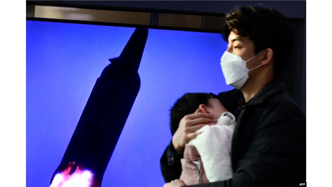 지난 1월 한국 서울역에 설치된 TV에서 북한 미사일 발사 관련 뉴스가 나오고 있다.