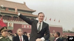 老布殊就職一個月後訪華1989年2月25日在天安門前向民眾揮手。(美聯社)