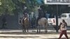 Agentes da Polícia Nacional de Angola em cavalos (Foto de Arquivo)