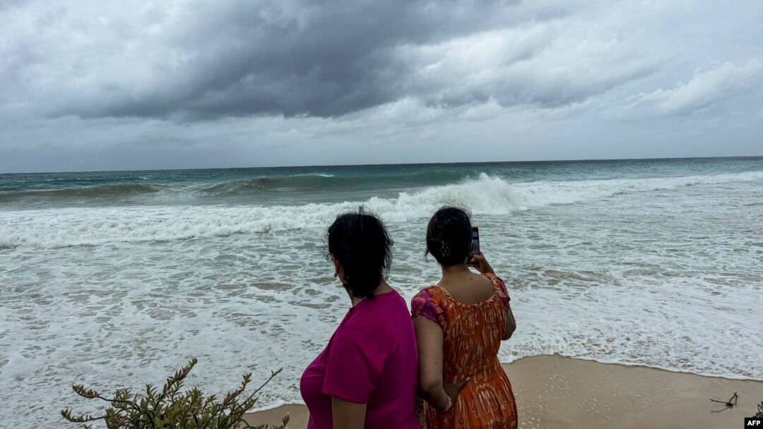 Turistas observan las olas del mar mientras el huracán Beryl pasa cerca de Bridgetown, Barbados, el 1 de julio de 2024.