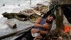 ARCHIVO - Jackson Vargas, migrante venezolano, sostiene a su bebé en sus brazos en Necoclí, Colombia, el 14 de octubre de 2024. Curazao reportó el arresto de 22 venezolanos que intentaban ingresar a su territorio sin la documentación necesaria. 