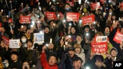 박근혜 한국 대통령의 파면이 결정된 10일, 서울 광화문 광장에서 시민들이 탄핵 지지 촛불집회에 참가했다.