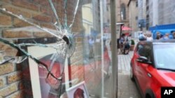  从安斯巴赫市炸弹爆炸后的案发现场可以看到一个摄影工作室的橱窗玻璃被震碎 (2016年7月25日) 。