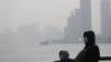 在上海空氣污染嚴重的一天，民眾帶著防護口罩遊覽外灘