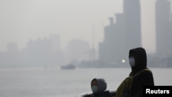 在上海空氣污染嚴重的一天，民眾帶著防護口罩遊覽外灘