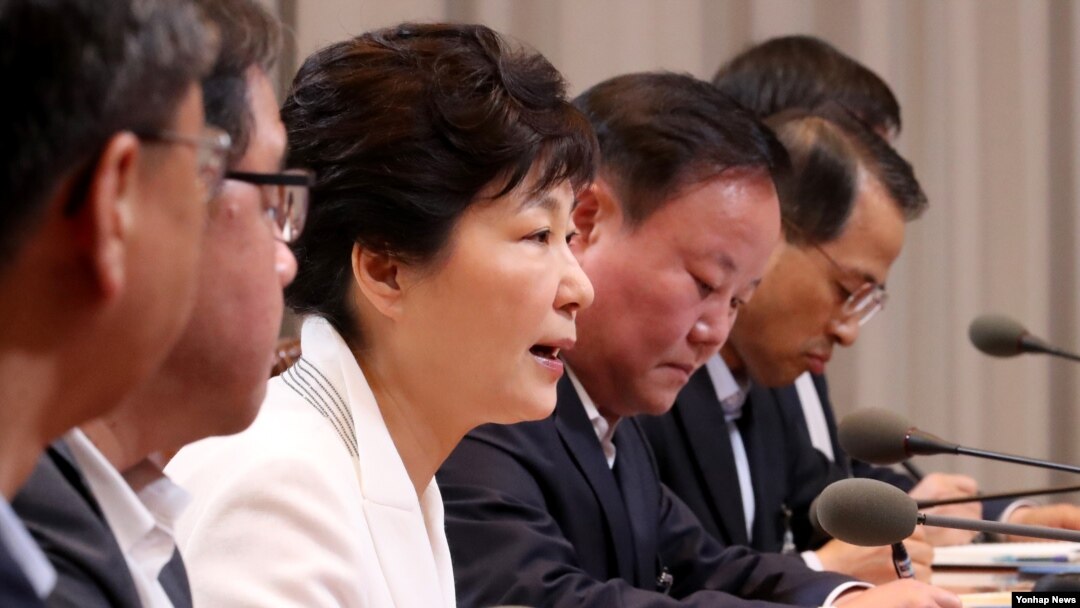 박근혜 한국 대통령이 11일 오전 청와대에서 열린 수석비서관회의를 주재하고 있다.