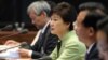 박근혜 한국 대통령(가운데)이 22일 청와대에서 열린 수석비서관회의에서 모두발언을 하고 있다.