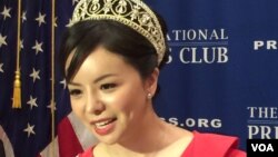 加拿大小姐林耶凡華盛頓全國記者俱樂部談她被中國拒絕簽證的經歷。（美國之音楊晨拍攝）