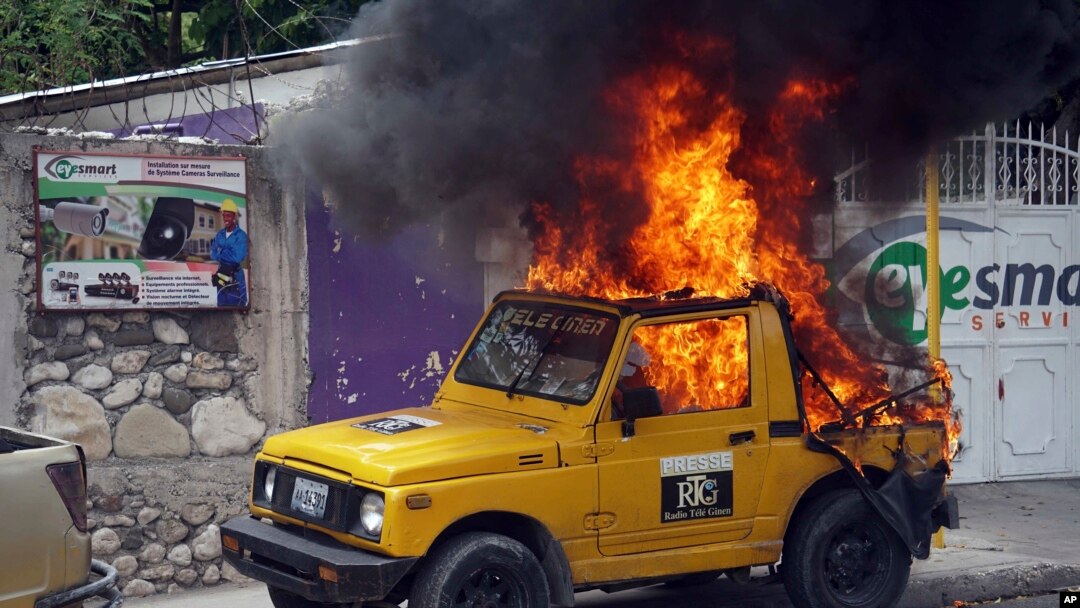 Un automóvil que pertenece a Radio Tele-Ginen arde durante una protesta que exige la renuncia del presidente Jovenel Moise en Puerto Príncipe, Haití, el lunes 10 de junio de 2019. 