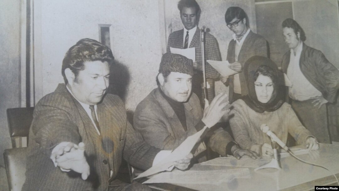 در عکس (ستدیوی شماره ۴۴ رادیو افغانستان): ایستاده از طرف راست: مرحوم ف عبادی، احد عزیززاده، غنی ظریفیار نشسته از راست به چپ: زینت گلچین، مرحوم استاد رفیق صادق و مرحوم مشعل هنریار