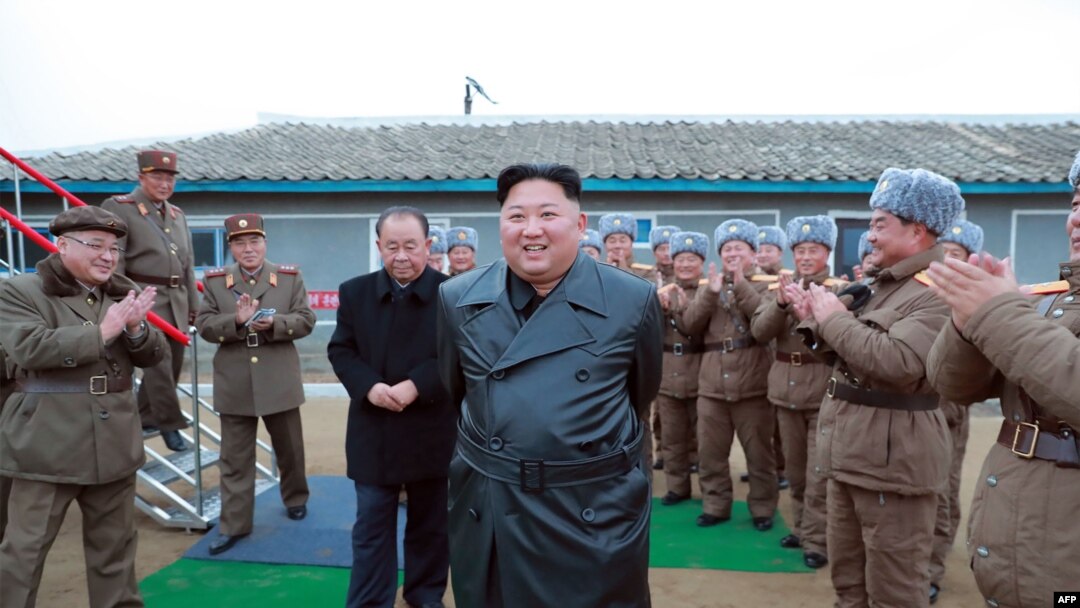 El dirigente norcoreano Kim Jong Un inspecciona un test de "lanzamiento de misiles múltiples de gran dimensión", en una fotografía sin fecha publicada por la agencia KCNA, en noviembre.