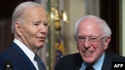 Presidente Joe Biden e Senador Bernie Sanders, Independente de Vermont, Washington, DC, 3 abril, 2024. (Photo by Jim WATSON / AFP)
