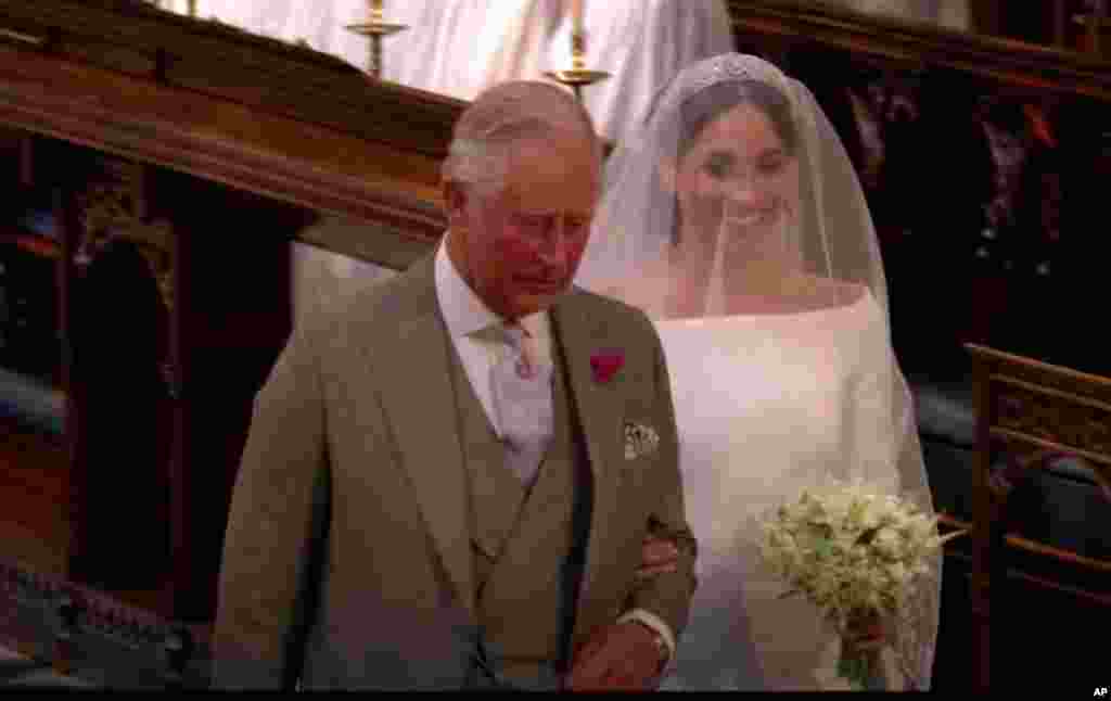Mahaifin ango Harry, Yarima Charles yana rike da hannun amarya Megan Markle zuwa cikin majami'a