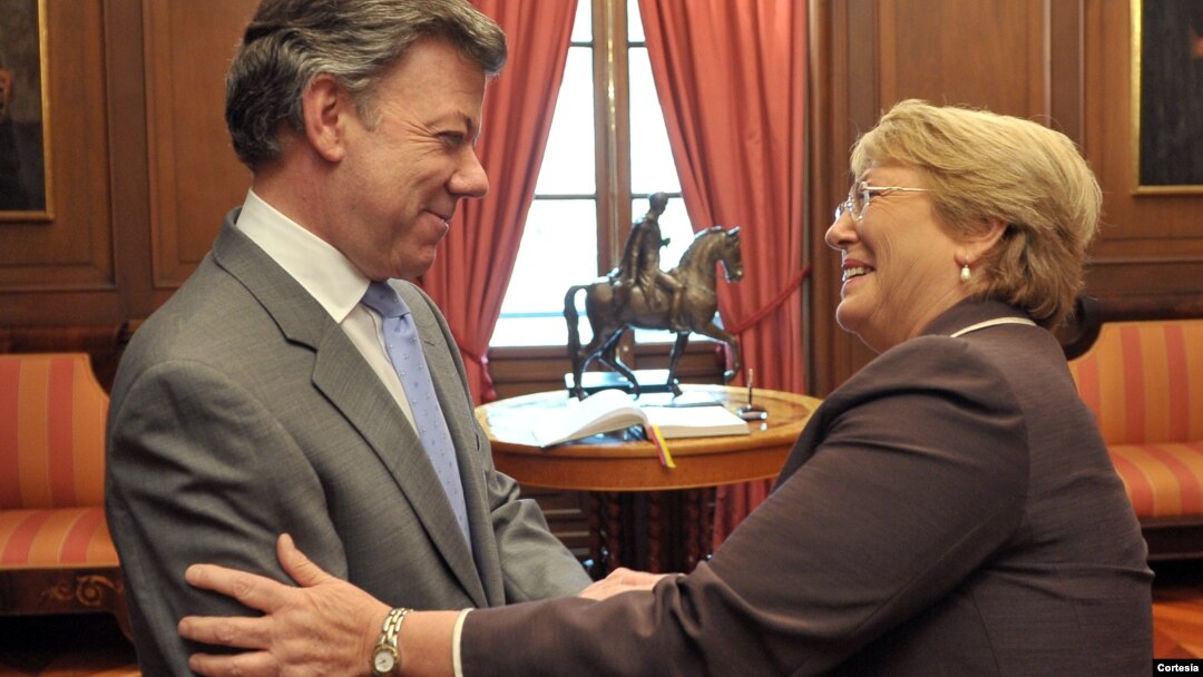 El presidente Juan Manuel Santos Calderón saluda a la ex presidenta de Chile, Michelle Bachelet, con quien se reunió este miércoles en la Casa de Nariño. [Foto: Presidencia de Colombia]
