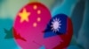 图片显示中国国旗和台湾旗帜与军机（图片来源：路透社） 