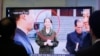27일 한국 서울역 광장에 설치된 텔레비전에서 북한 김정은 국방위 제1위원장의 여동생인 김여정에 대한 기사가 보도되고 있다.