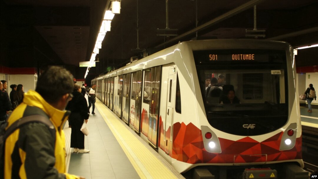Pasajeros abordan trenes en del metro de Quito después de que reanudó su servicio luego de un apagón en Quito el 19 de junio de 2024. 
