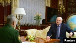 Rais wa Belarus Alexander Lukashenko akutana na waziri wa ulinzi Sergei Shoigu mjini Minsk.