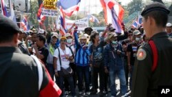 2014年1月28日泰國士兵與反政府示威者在曼谷對峙