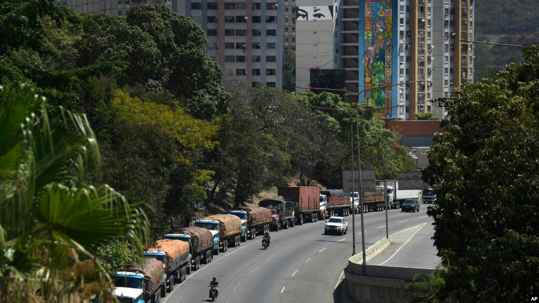 Una larga fila de camiones espera para abastecerse de combustible diésel en Caracas,Venezuela, el 4 de marzo de 2021.