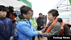 南韓總統朴槿惠慰問沉船遇難家屬