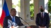 Asistan Sekrete Deta pou Zafe Emisfe Oksidantal yo Brian Nichols pale pandan yon konferans de pres nan Anbasad Ameriken Potoprens, 1 Oct. 2021.