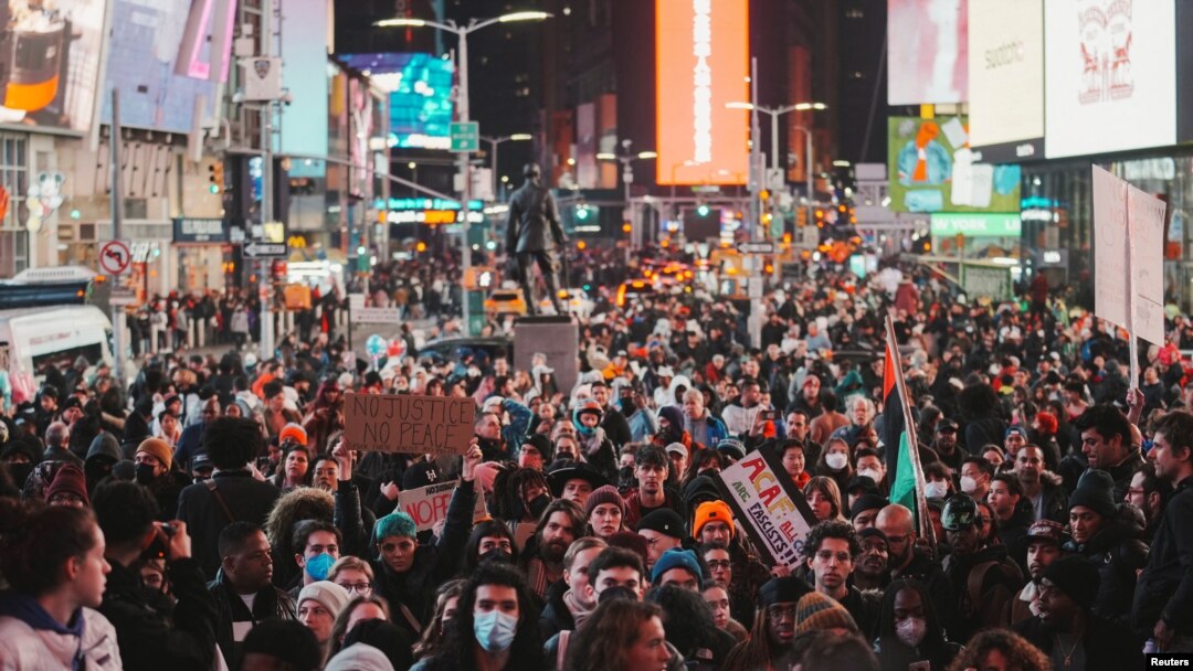 Cientos de manifestantes protestan en la ciudad de Nueva York por la muerte de Tyre Nichols el 28 de enero de 2023.
