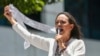 La líder opositora María Corina Machado muestra actas de recuento de votos durante una protesta contra la reelección del presidente Nicolás Maduro en Caracas, Venezuela, el miércoles 28 de agosto de 2024.