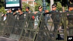 在金邊柬埔寨最高法院外封鎖街道的防暴警察。 （2017年11月16日）