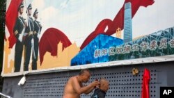 北京街頭的宣傳板宣揚保衛祖國（2016年7月27日）