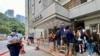 香港首宗國安法案件7月27日在高等法院判決，被告唐英傑煽動分裂及恐怖活動兩項罪名成立，大批記者在法院門外採訪，亦有大批警員在場戒備 （美國之音/湯惠芸）