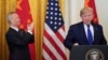 美国总统特朗普在白宫美中第一阶段经贸协议签署仪式上讲话时中国副总理刘鹤鼓掌。（2020年1月15日）