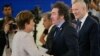 La directora del Fondo Monetario Internacional (FMI), Kristalina Georgieva (izquierda), saluda al presidente argentino Javier Milei antes de una sesión de trabajo sobre Inteligencia Artificial (IA) en la Cumbre del G7.
