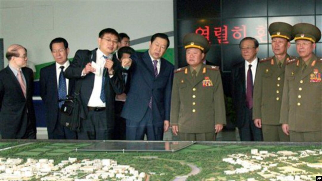 김정은 북한 국방위원회 제1위원장의 특사 자격으로 중국을 방문 중인 최룡해 인민군 총정치국장이 23일 베이징 경제기술개발구를 참관하고 있다. 북한 조선중앙통신 배포 사진.