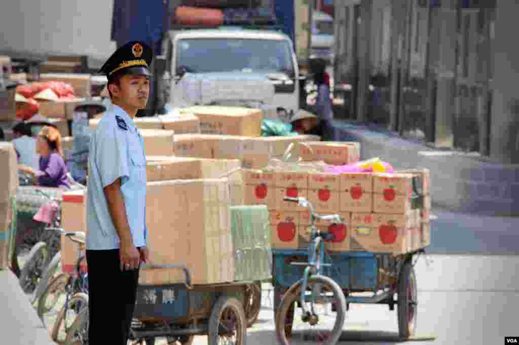 越南新青關(Tan Thanh Border Gate)的一名執法人員,他的身邊是進出口貨物。