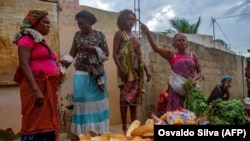 Mulheres zungueiras na praça do Avô Kumbi, em Luanda, Angola
