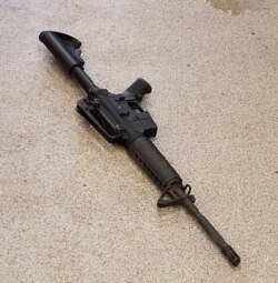 Un fusil de asalto AR-15 en el pavimento en el lugar de un tiroteo en un restaurante Waffle House cerca de Nashville, Tennessee, el 22 de abril de 2018.