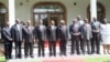 Primeiro-ministro Alberto Vaquina e presidente Armando Guebuza, com os novos membros do governo empossados a 9 de Outubro de 2012 (Foto SAPO)