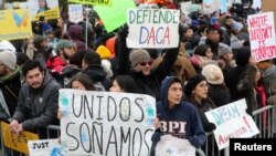 Los manifestantes se manifiestan frente a la Corte Suprema de los EE. UU., el 12 de noviembre de 2019.