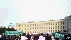 大连市民8月14日在市政府前抗议PX项目资料照