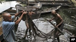 Pescadores no Delta do Niger (Nigéria) fazem face a problemas ambientais crescentes como resultado da exploração desenfreada do petróleo 