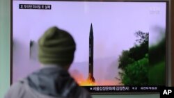 韩国民众正在观看电视播放的朝鲜发射导弹的资料录像