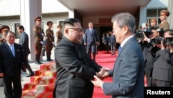 韩国总统文在寅和朝鲜领导人金正恩在板门店会面(2018年5月27日)