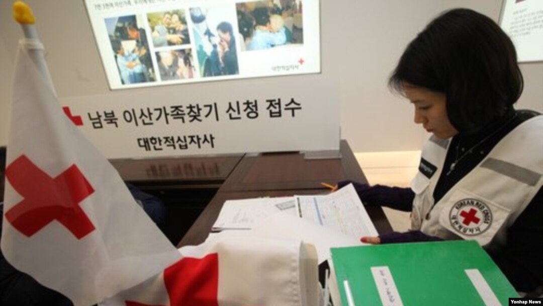 7일 서울 대한적십자사 남북 이산가족찾기 신청 접수처의 직원이 업무를 준비하고 있다.