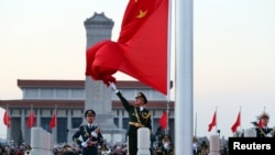 中国军队士兵2018年1月1日在天安门广场升国旗。